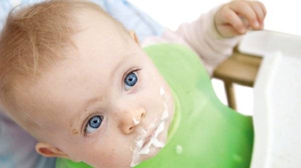 Ребенок срыгивает после грудного молока: причины и действия