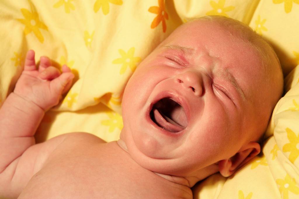 Как быстро успокоить новорожденного ребенка, когда он плачет, истерит, капризничает