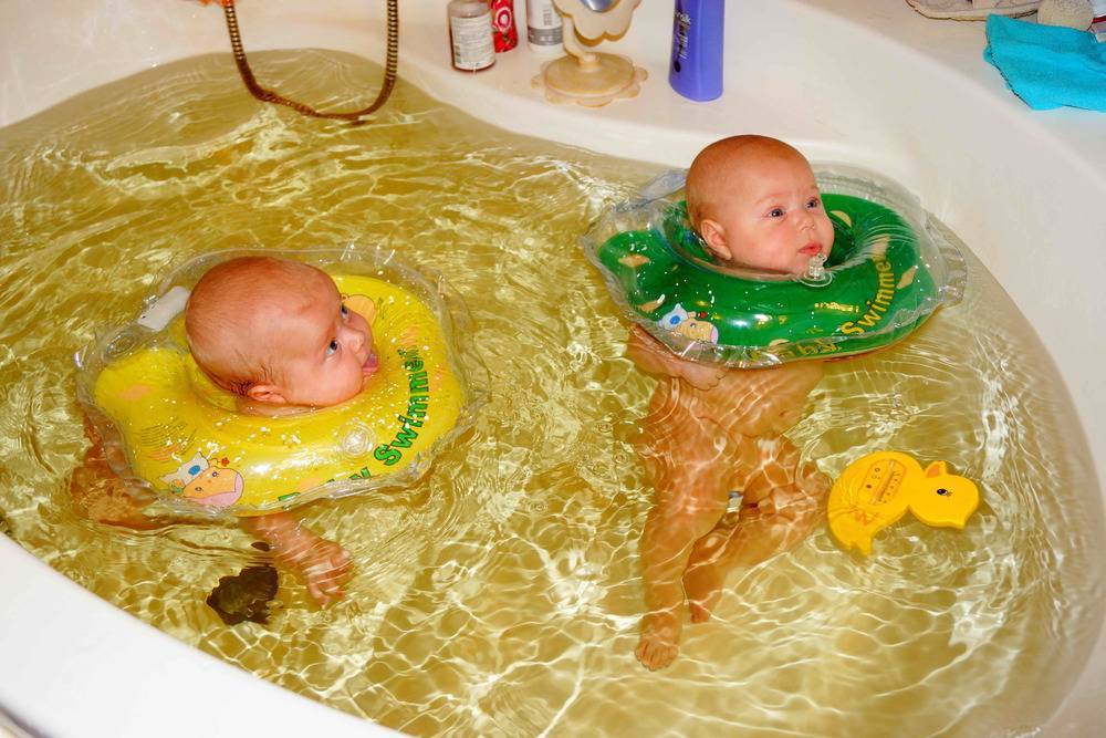 Как купать малыша с кругом на шее: пошаговая инструкция для родителей