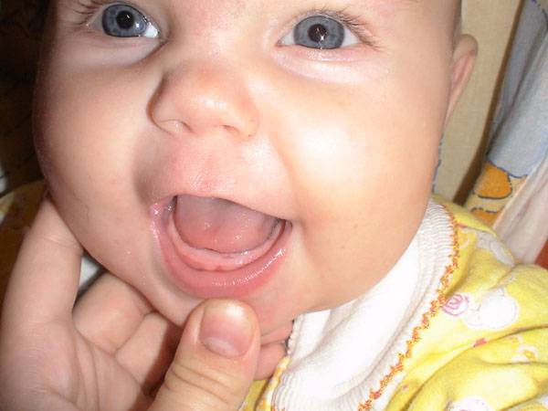Первые зубки у грудничка: когда они начинают расти, во сколько будут резаться зубы у новорождённого