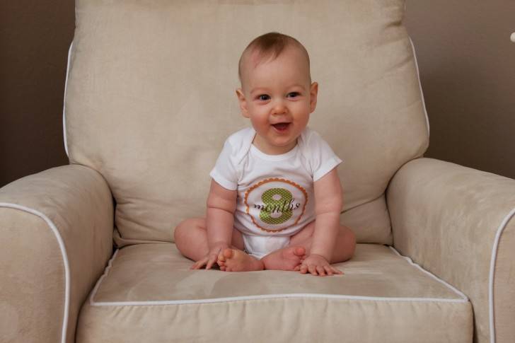 Ребенок в 5 месяцев хочет сидеть или сам садится: девочка или мальчик