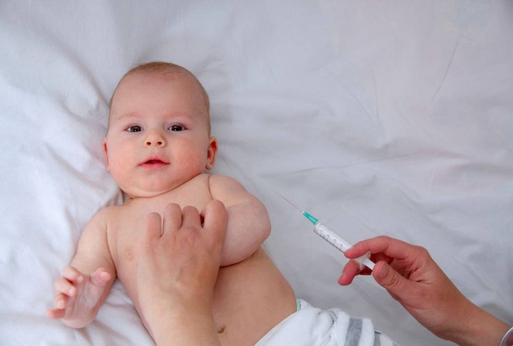 Нужно ли делать прививки в роддоме новорожденным: какие делают