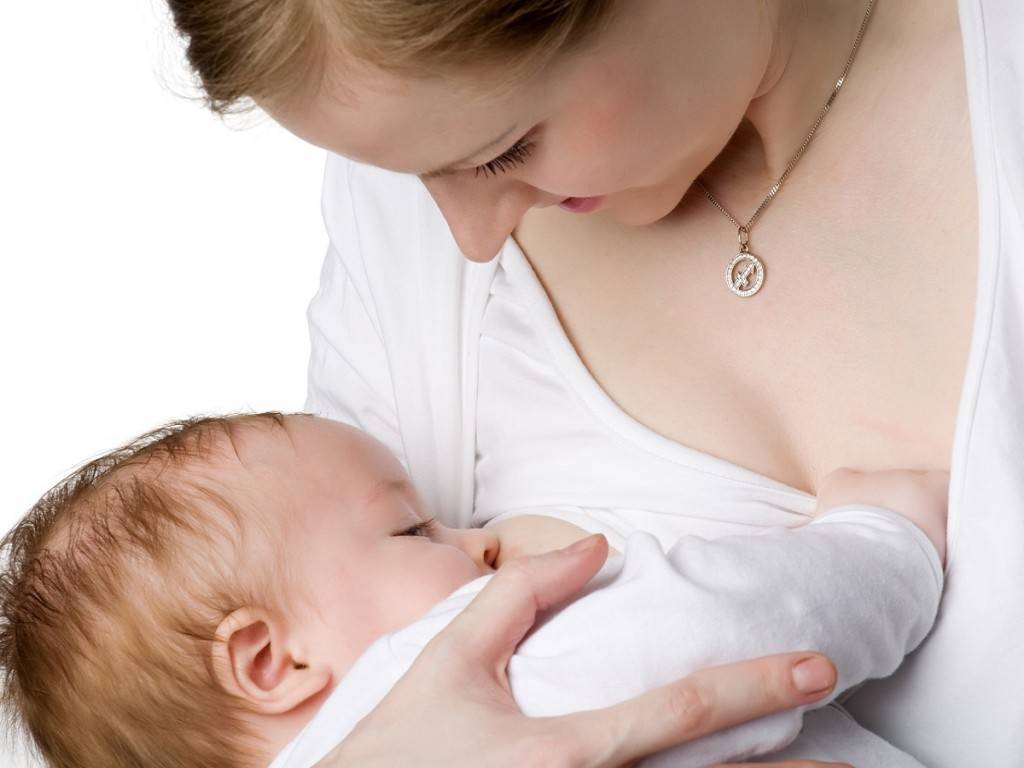 Ребенок плачет во время кормления грудным молоком