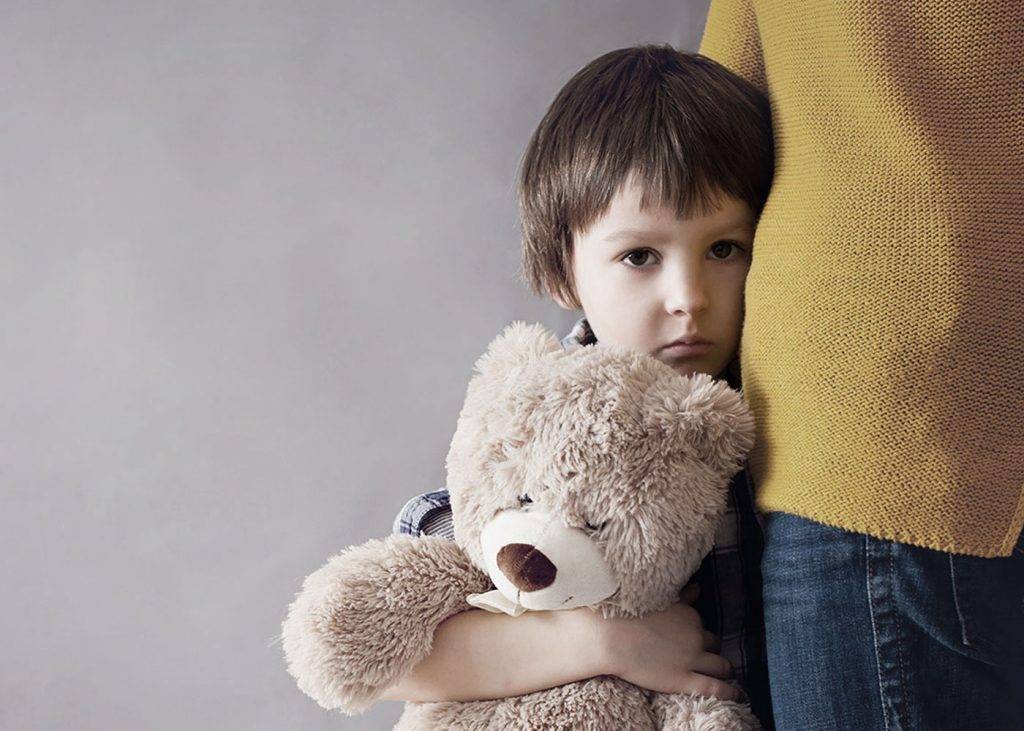 Почему ребенок боится чужих людей: причины и как помочь преодолеть страх