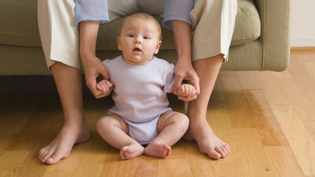 Ребенок в 7 - 8 месяцев не сидит и не ползает, комаровский | бебиклад