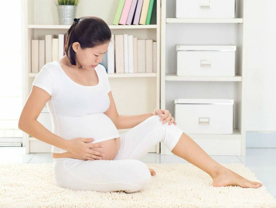 Почему беременным нельзя сидеть нога на ногу?