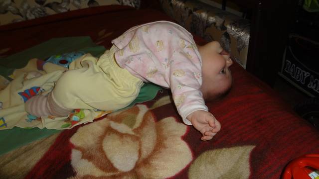 Почему новорожденный ребенок выгибается дугой и запрокидывает голову лежа на спине