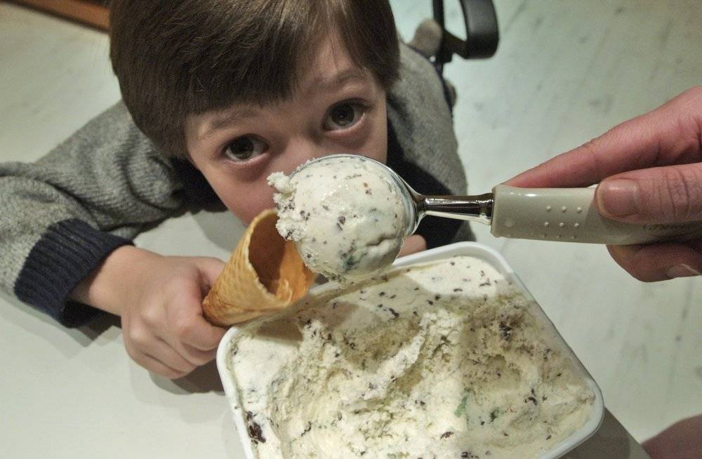 Мороженое для детей. польза и вред  мороженого. с какого возраста давать мороженое.