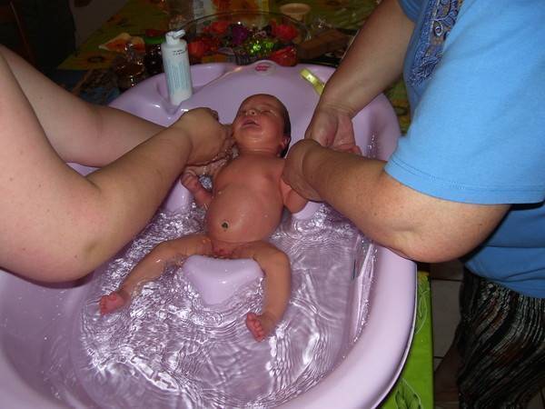 Первое купание ребенка после роддома. уход за новорожденным в первые дни после роддома