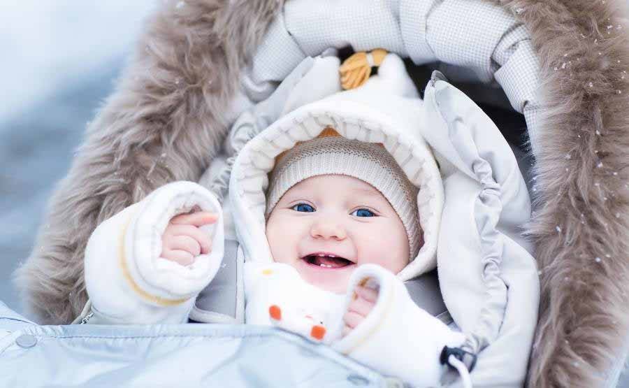 Гуляем с пользой: как правильно одеть младенца на прогулку в разное время года
