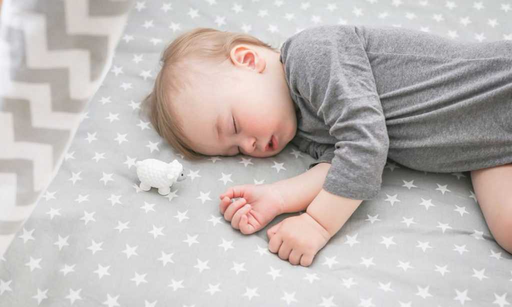 Ребенок не спит в кроватке - что делать: почему не хочет спать новорожденный в своей кровати и более взрослый ребенок
