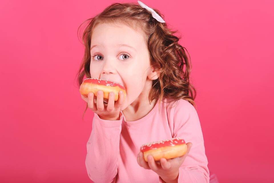Ребенок ест слишком много сладкого - причины и последствия для сладкоежки
