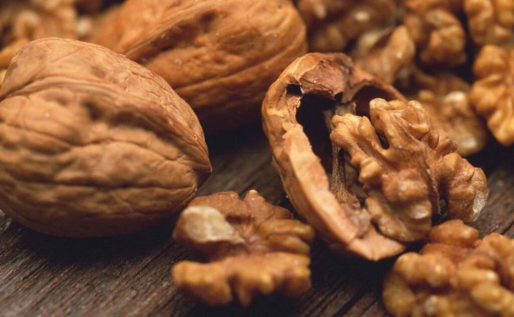 Можно ли кормящей маме грецкие орехи?