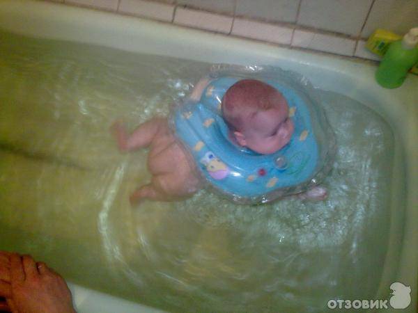 Горка в ванночку для купания новорожденного: какая лучше, с какого возраста