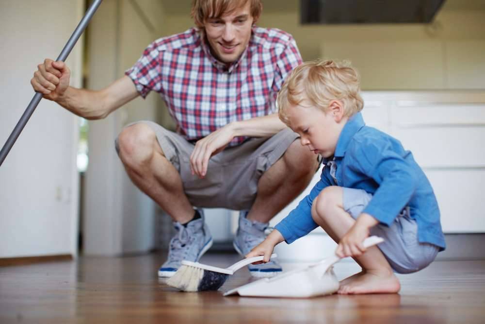 Ребенок и домашние обязанности: когда и с чего начинать прививать любовь к порядку