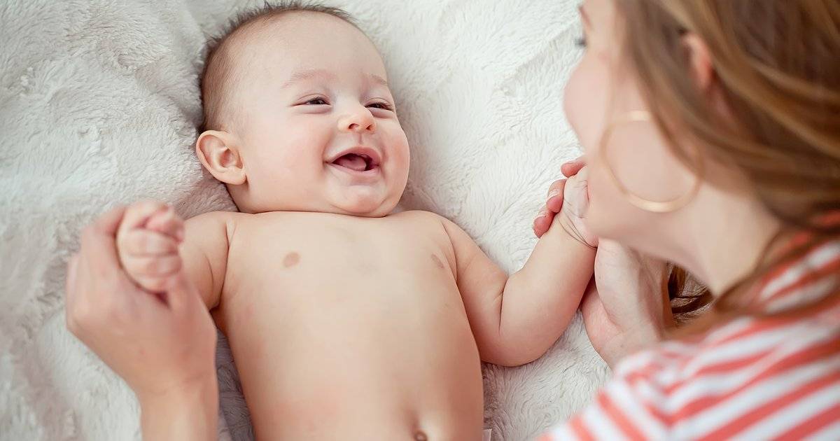 Когда новорожденный ребенок начинает улыбаться маме