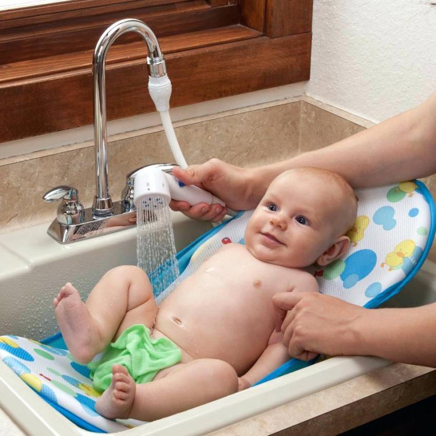 Подмывание новорожденного ребенка