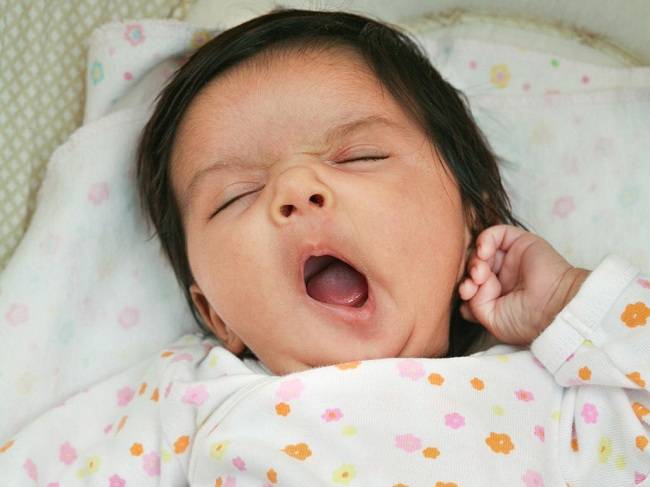 Почему месячный ребенок не спит целый день — что делать?