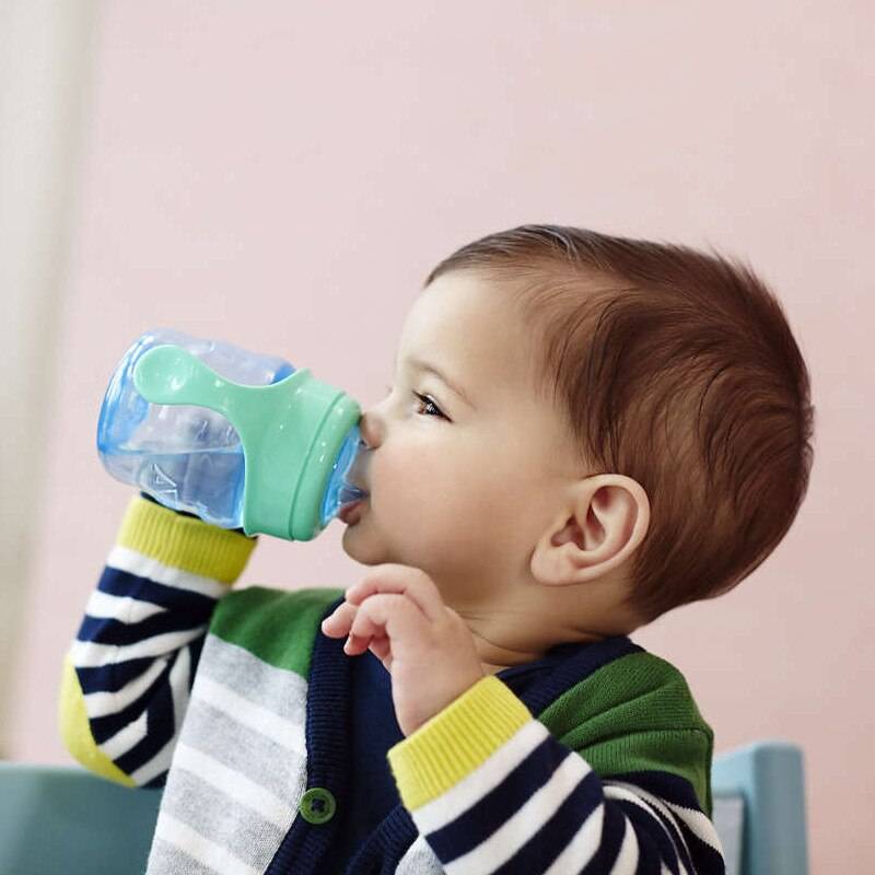Как научить ребенка пить из поильника и в каком возрасте нужен поильник