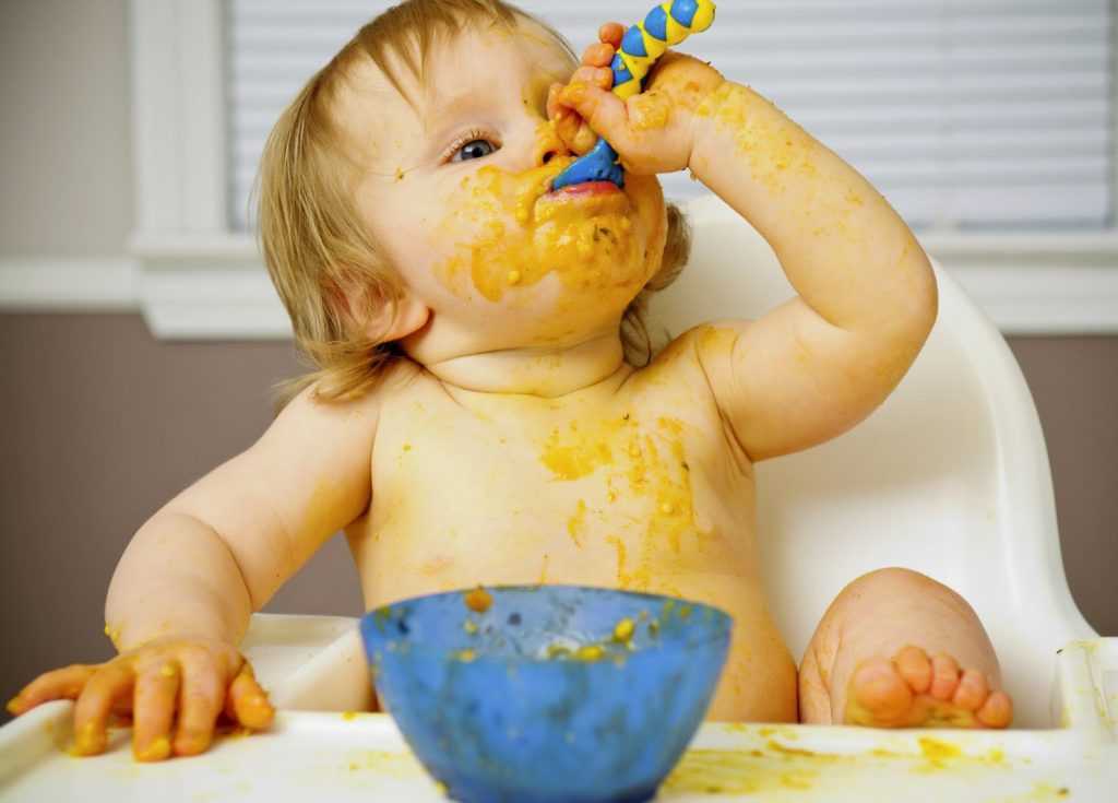 Ребенок плюется едой: почему и что делать