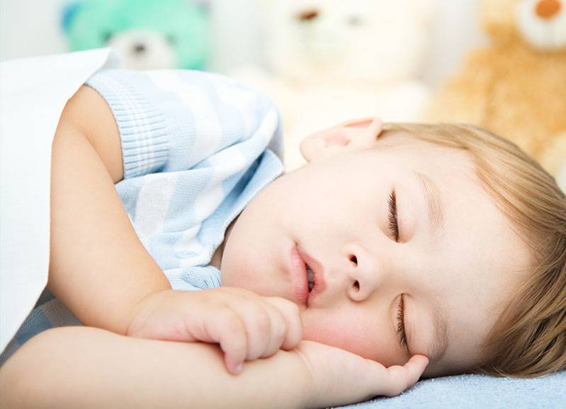 3 причины, почему младенцы плачут перед сном