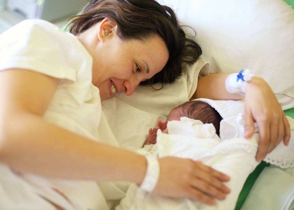 Первые дни после родов – питание роженицы и уход за новорожденным в роддоме