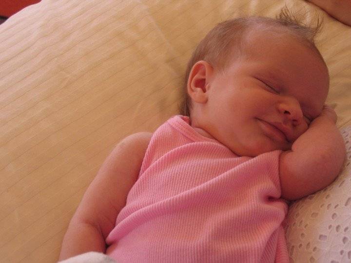 Почему новорождённый часто дышит во сне и издаёт посторонние звуки
