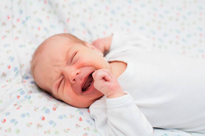 Новорожденный мало спит днем и ночью: что делать?