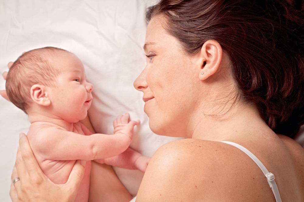 Когда новорожденный начинает видеть: когда ребенок начинает смотреть после рождения и приобретать живой взгляд - во сколько месяцев у грудничка взгляд фокусируется, видят ли новорожденные мир перевернутым