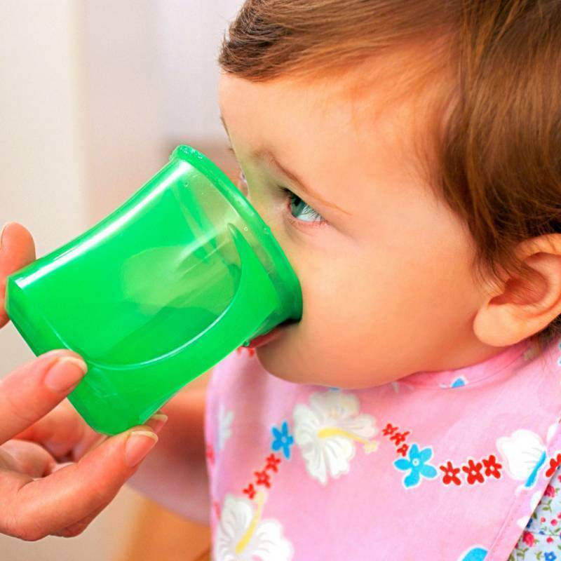 Как научить ребенка пить из чашки: 11 составляющих успеха