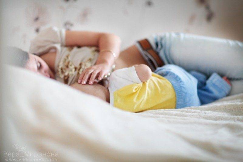 Как переложить ребенка в кроватку, чтобы он не проснулся