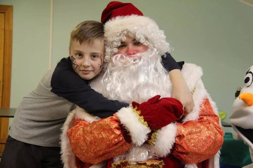 Ребёнок и Дед Мороз: как подготовить к визиту, а когда сказать правду?