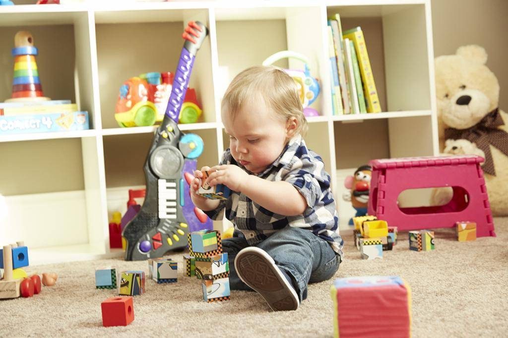Ребёнок ломает игрушки: стоит ли ругать его за это?