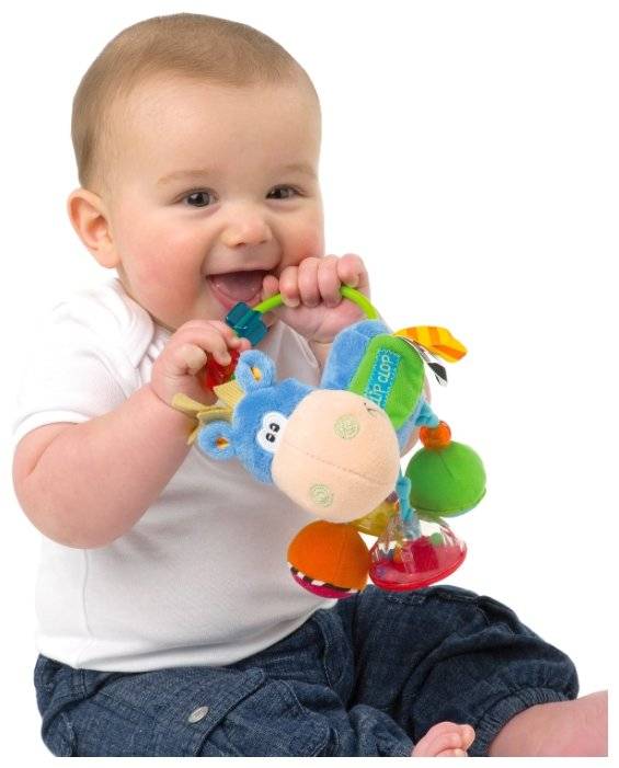 Первые забавы: подходящие игрушки для новорожденных девочек и мальчиков
