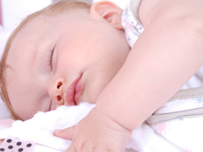 Можно ли приучить ребёнка спать всю ночь: мифы и реальность