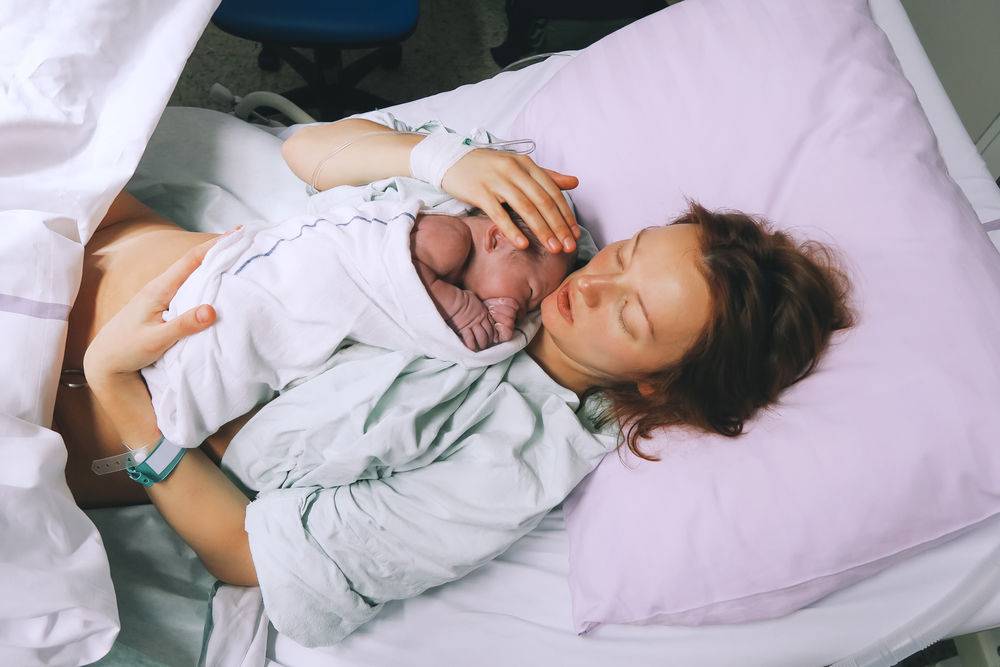 Первый день после родов. что происходит с мамой и как выглядит новорожденный