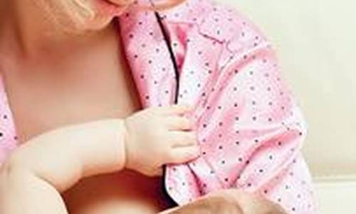 Ребенок после года висит на груди: причины и что делать?