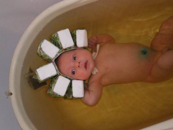 Можно ли мыть лицо новорожденному раствором марганцовки. как развести марганцовку для купания новорожденного