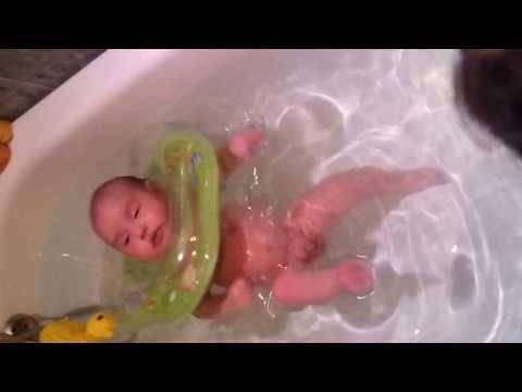 Как купать ребёнка во взрослой ванне