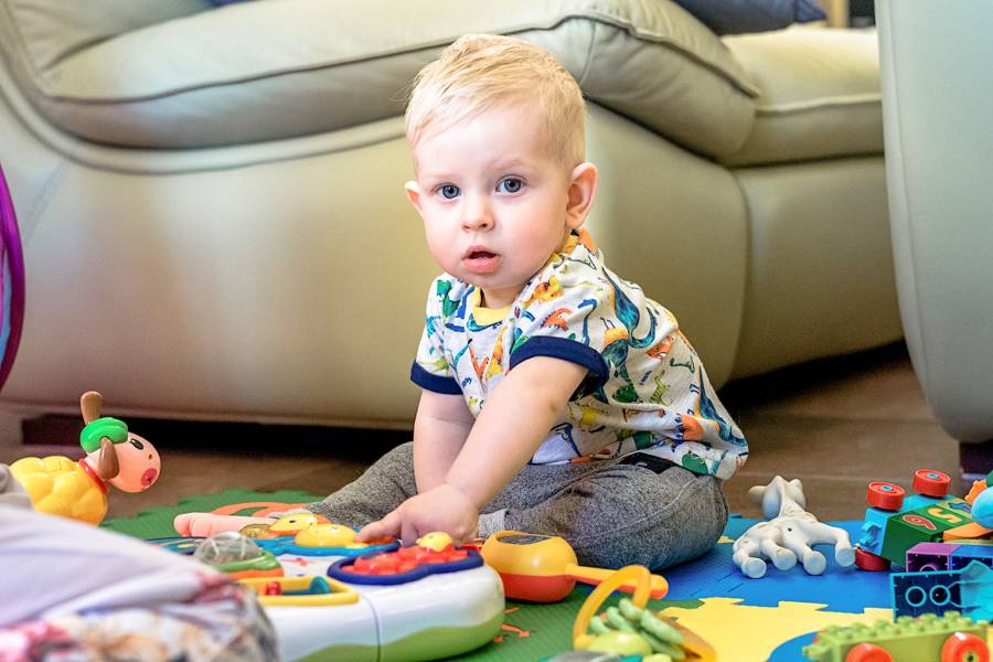 Развитие ребенка в 10 месяцев - что умеет, сон и питание, игры