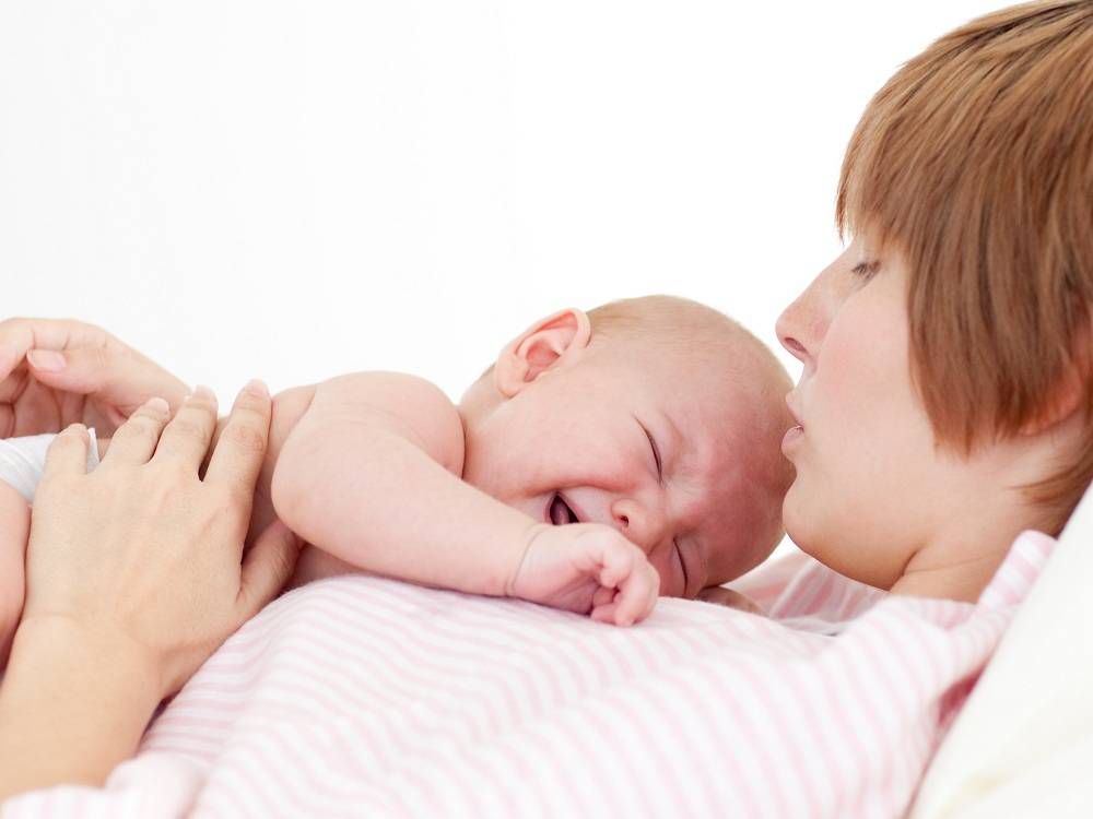 Почему ребенок плачет во время кормления грудным молоком?