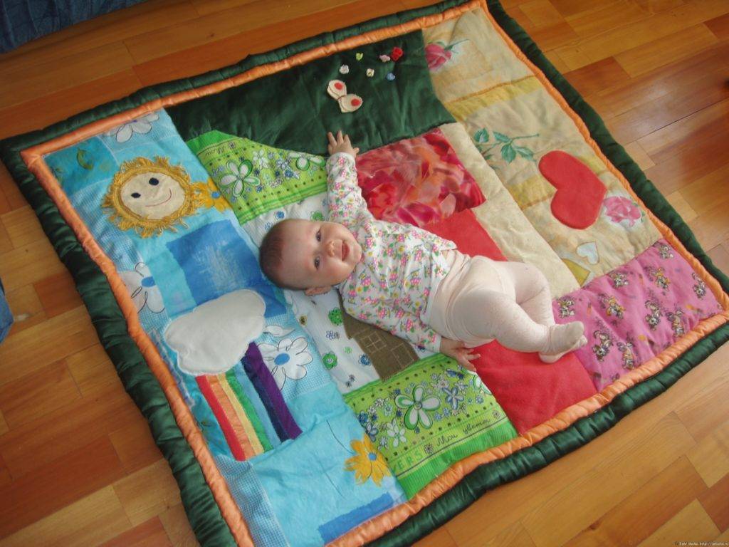 Нужен ли ребенку развивающий коврик: польза, возрастные ограничения