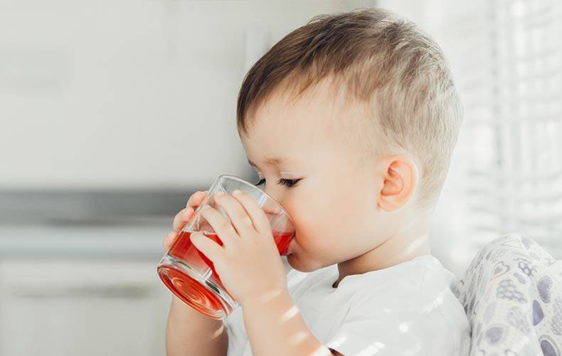 Пьем и не проливаем – как научить ребенка пить из поильника