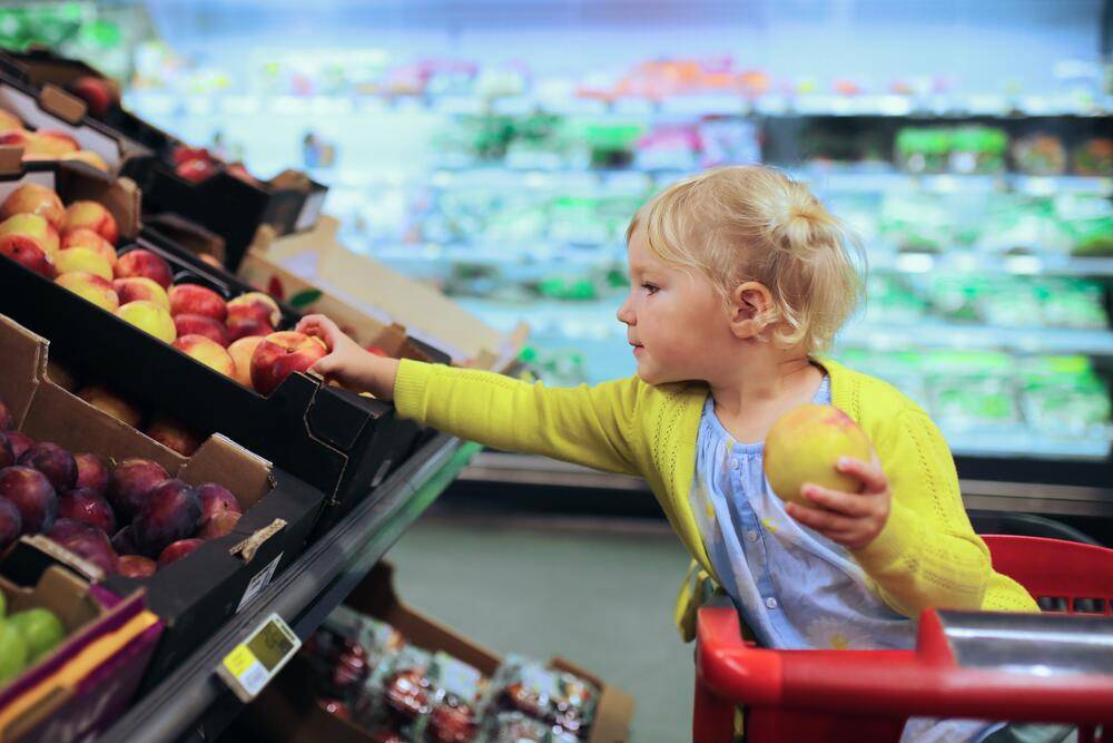 «За» и «против» езды детей в продуктовых тележках в магазине