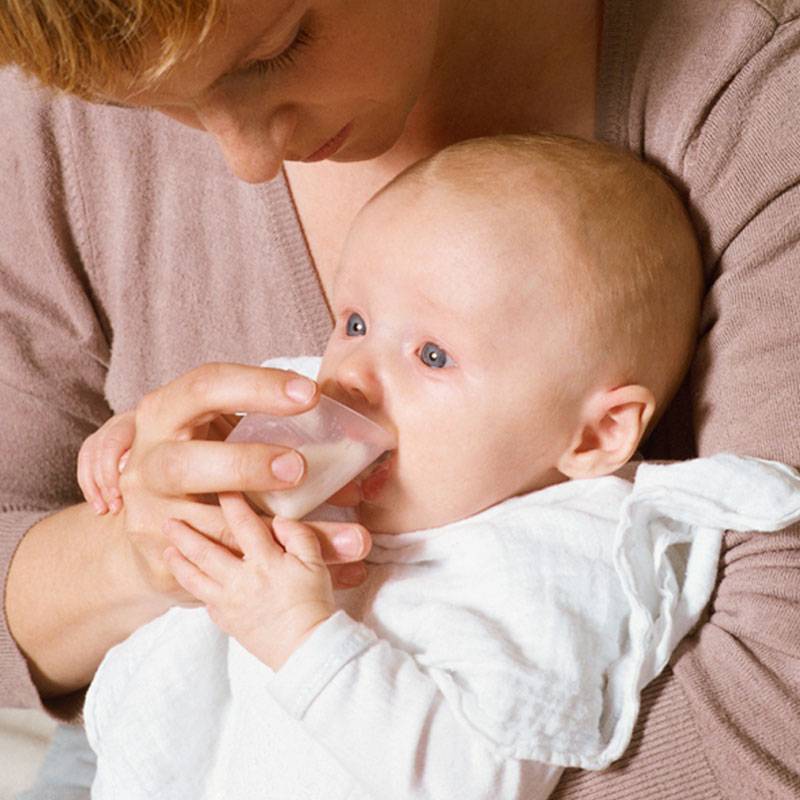 Способы, как из шприца накормить новорожденного, с пальцем и без, последствия