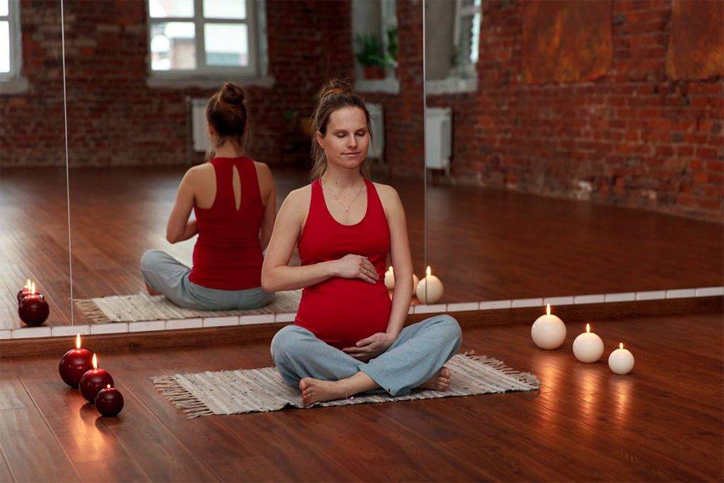 Самая безопасная йога для беременных и особенности упражнений при беременности