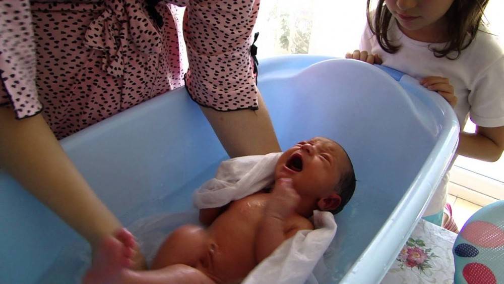 Первое купание ребенка после роддома. уход за новорожденным в первые дни после роддома
