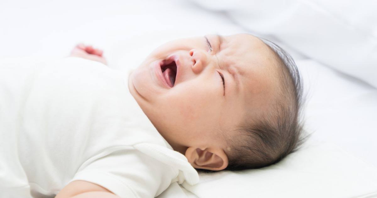 Ребенок плачет при засыпании в 2, 3, 4, 5, 6 и 8 месяцев: почему кричит перед сном