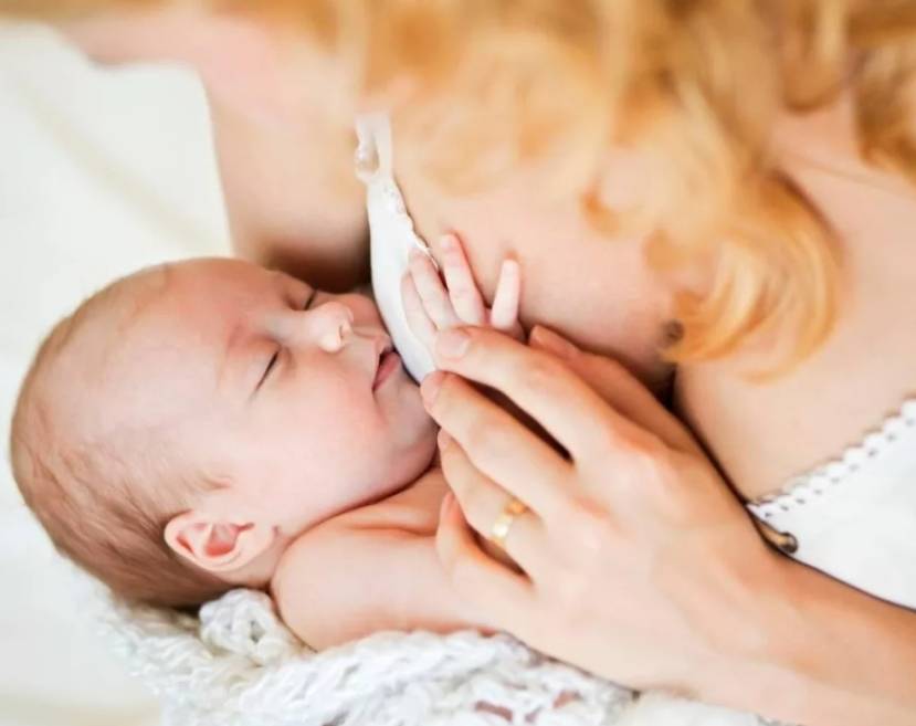 Кормить новорождённого ребёнка грудью