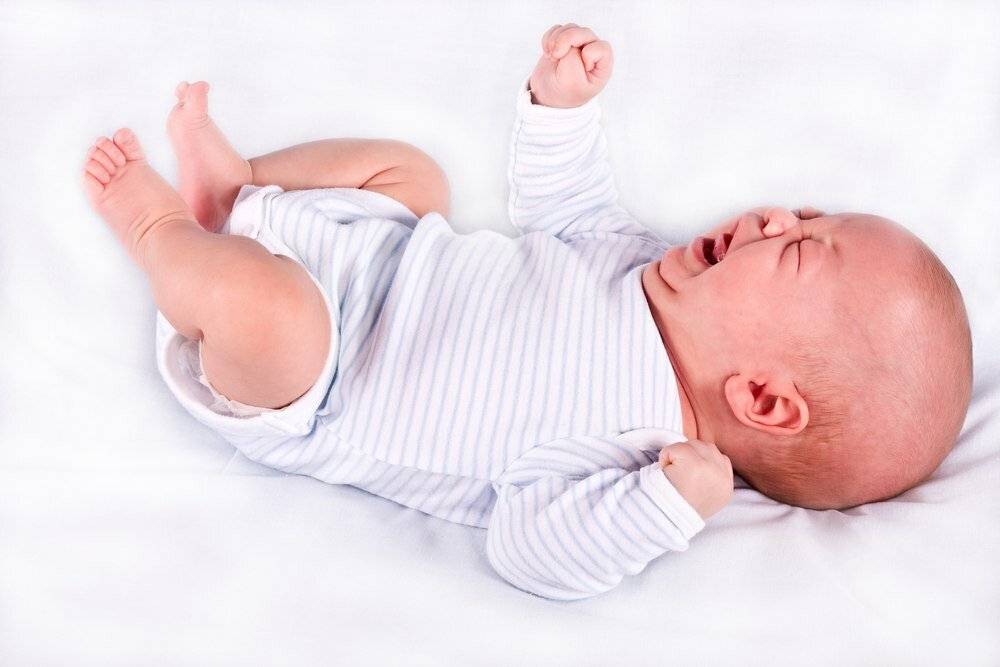 Почему новорожденный кряхтит и тужится во сне, причины